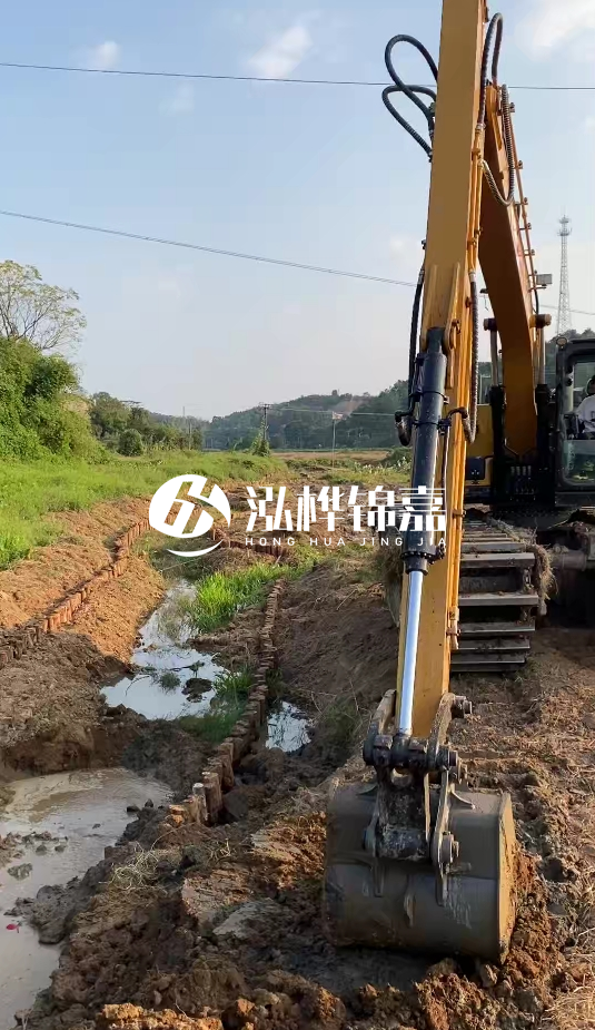 青島河道清淤專業(yè)施工-水挖機(jī)清淤適合哪些河道狀況？