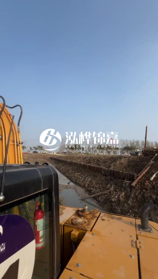 三門峽挖機(jī)打木樁專業(yè)施工-松木樁打樁木價(jià)格含運(yùn)輸成本嗎？